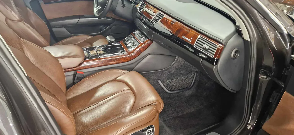 Audi A8 — detailing wnętrza, brązowa skóra, drewno orzecha